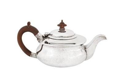 Lot 373 - An Edwardian sterling silver bachelor teapot, London 1908 by Holland, Aldwinckle & Slater
