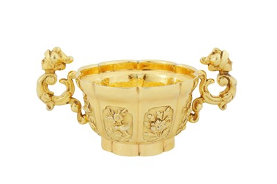 Lot 537 - An exceptional late 17th / early 18th century Chinese silver gilt tea bowl circa 1700, with Queen Anne Britannia standard handles, London 1705 by David Willaume I (1658-1741)
