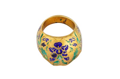 Lot 301 - A POLYCHROME-ENAMELLED PARCEL-GILT SILVER THUMB RING