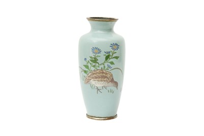Lot 304 - A SMALL JAPANESE CLOISONNÉ ENAMEL 'QUAIL' VASE BY ANDO JUBEI (1876 – 1953)