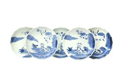 Lot 239 - A NEAR SET OF FIVE JAPANESE IMARI 'EUROPEAN DOG' DISHES