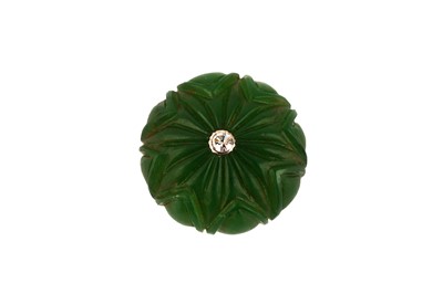 Lot 302 - A MUGHAL DIAMOND-SET CARVED NEPHRITE JADE BUTTON