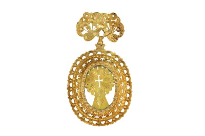 Lot 376 - AN INDO-PORTUGUESE CHRISTIAN GOLD RELIQUARY LOCKET WITH OPENWORK CROSS