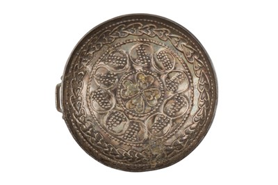 Lot 100 - A CHASED SILVER CUP WITH GRAPEVINES