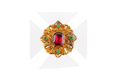 Lot 167 - A CHALCEDONY AND GEM SET CROSS PENDANT, CIRCA 1830