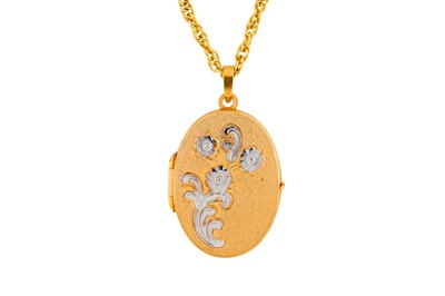 Lot 1029 - A LOCKET PENDANT NECKLACE