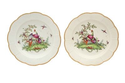 Lot 97 - A PAIR OF FIRST-PERIOD WORCESTER 'FANCY BIRD' DESSERT PLATES
