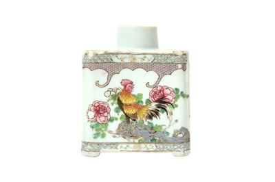Lot 225 - A CHINESE FAMILLE-ROSE 'COCKEREL AND PEONY' TEA CADDY