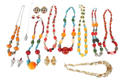 Lot 1051 - A GROUP OF COSTUME JEWELLERY