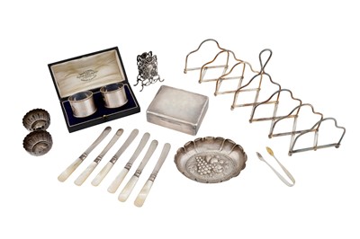 Lot 1236 - A MIXED GROUP OF STERLING AND 800 STANDARD SILVER