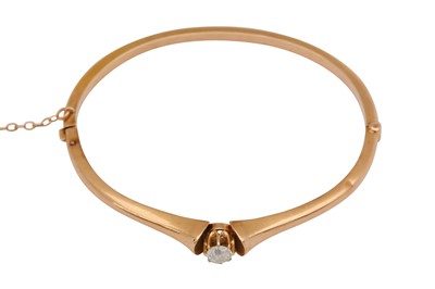 Lot 1022 - A DIAMOND BANGLE