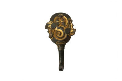 Lot 516 - A CHINESE GILT-BRONZE BELT HOOK