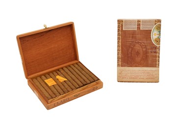 Lot 1726 - A SEALED BOX OF 25 CORTADO DELICIOSO CIGARS