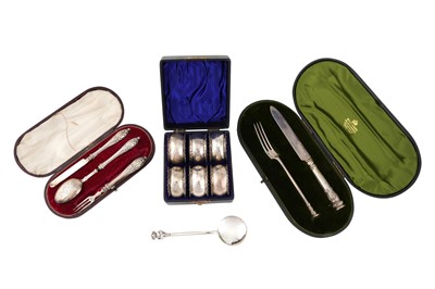 Lot 1241 - A MIXED GROUP INCLUDING A VICTORIAN STERLING SILVER ‘IMP’ SPOON, SHEFFIELD 1891 BY MARTIN, HALL AND CO