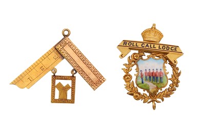 Lot 1037 - A 15CT GOLD ROLL CALL LODGE JEWEL