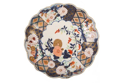 Lot 122 - A CHELSEA PORCELAIN BROCADE IMARI PATTERN DISH, CIRCA 1755