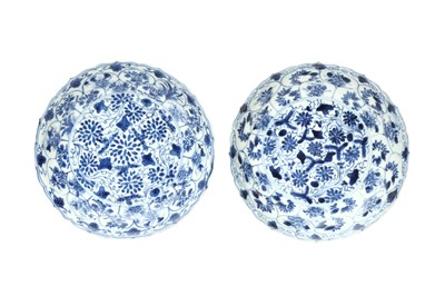 Lot 90 - A PAIR OF CHINESE BLUE AND WHITE DISHES