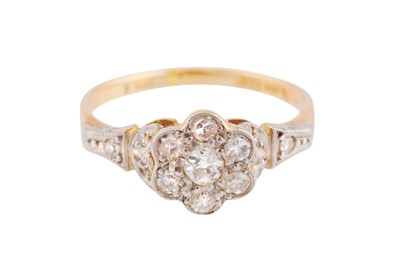 Lot 12 - A DIAMOND FLOWER RING