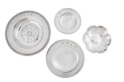 Lot 1195 - A MIXED GROUP OF ELIZABETH II STERLING SILVER ARMARDA DISHES