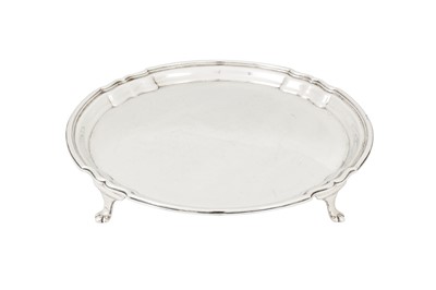 Lot 283 - A George V sterling silver small salver, Sheffield 1918 by Northern Goldsmiths Co