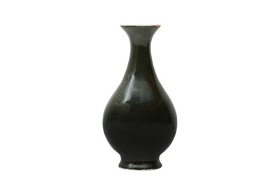 Lot 99 - A CHINESE MONOCHROME GREEN-GLAZED VASE