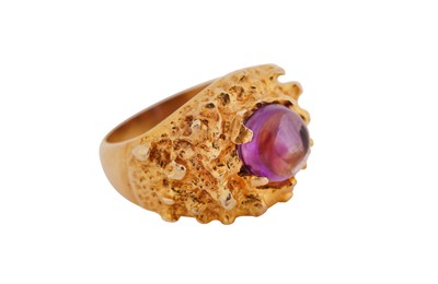 Lot 1014 - AN AMETHYST RING