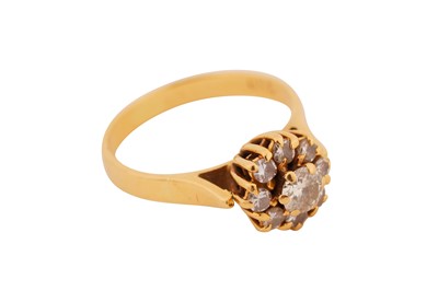 Lot 1012 - A DIAMOND CLUSTER RING