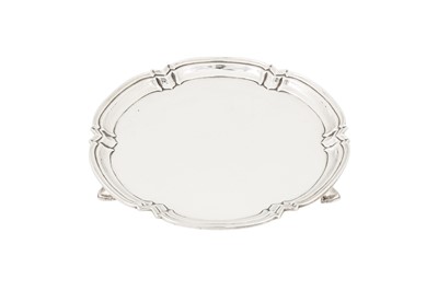 Lot 271 - An Elizabeth II sterling silver small salver, Sheffield 1962 by Cooper Brothers