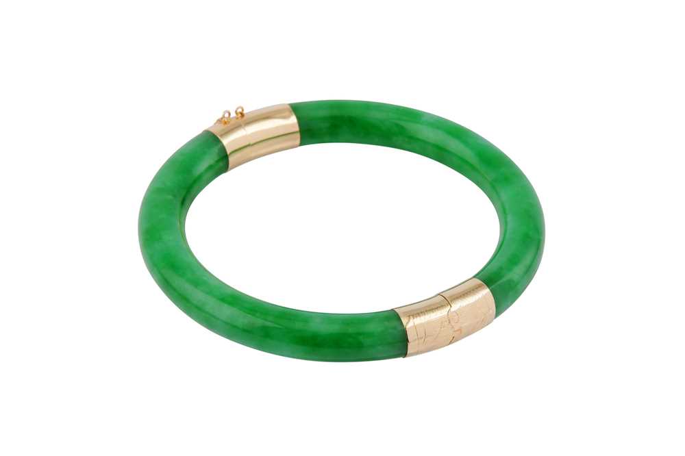 Lot 28 - A JADE BANGLE