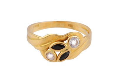 Lot 46 - A SAPPHIRE AND DIAMOND RING