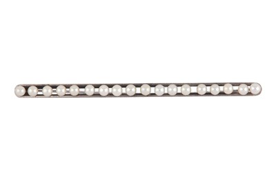 Lot 42 - A PEARL BROOCH