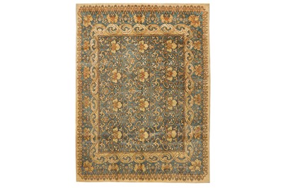 Lot 318 - A FINE ARTS & CRAFTS CARPET