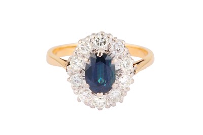 Lot 23 - A SAPPHIRE AND DIAMOND CLUSTER RING