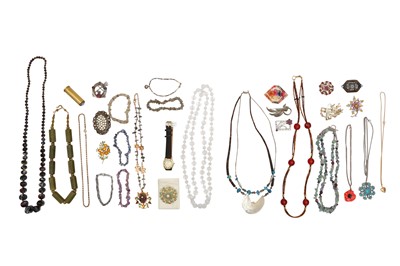 Lot 17 - A GROUP OF COSTUME JEWELLERY