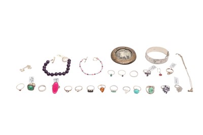 Lot 22 - A GROUP OF GOLD AND SILVER JEWELLERY