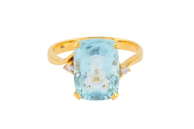 Lot 41 - AN AQUAMARINE AND DIAMOND RING