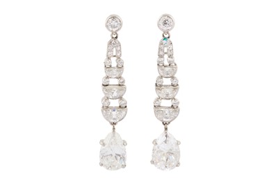 Lot 234 - A PAIR OF DIAMOND PENDENT EARRINGS, CIRCA 1925