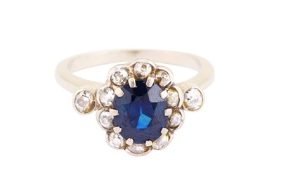 Lot 10 - A SAPPHIRE AND DIAMOND CLUSTER RING