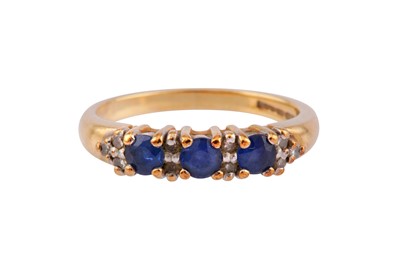 Lot 47 - A SAPPHIRE AND DIAMOND RING
