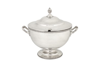 Lot 302 - A George V sterling silver soup tureen, Sheffield 1931 by Frank Cobb and Co ltd