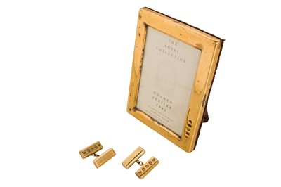 Lot 121 - A 23CT GOLD PLATED STERLING SILVER PHOTO FRAME BY CARRS OF SHEFFIELD