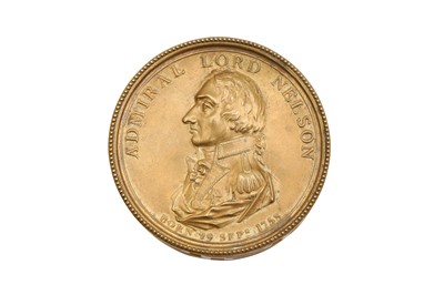 Lot 71 - A BRASS ADMIRAL LORD NELSON COMMEMORATIVE SNUFF BOX