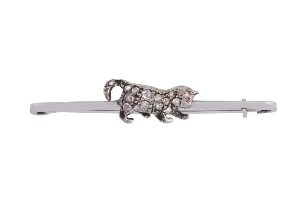 Lot 31 - A KITTEN DIAMOND BAR BROOCH