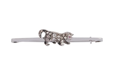 Lot 31 - A KITTEN DIAMOND BAR BROOCH