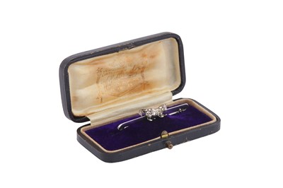 Lot 31 - A KITTEN DIAMOND BAR BROOCH