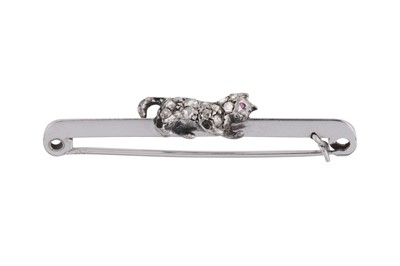 Lot 31 - A KITTEN DIAMOND BAR BROOCH