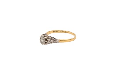 Lot 51 - A SINGLE-STONE DIAMOND RING