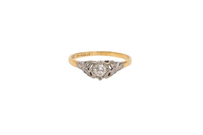 Lot 6 - A SINGLE-STONE DIAMOND RING