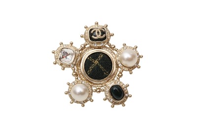 Lot 196 - Chanel Green Tartan Pearl Statement Ring
