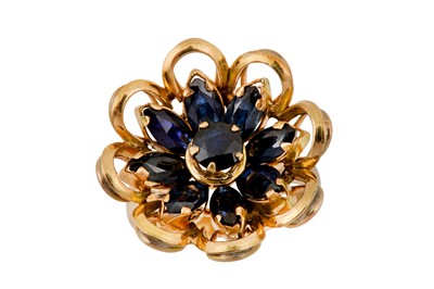 Lot 29 - A SAPPHIRE RING